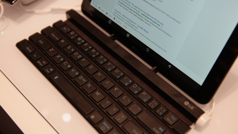 Illustration for article titled We Tried LG's Roll-Up Tablet Keyboard